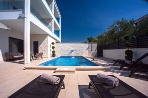 beheizter Pool mit Massagen 7,5m x 3,5m