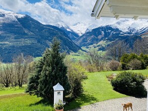 Ausblick von der Ost-Terrasse vor dem Eingang 