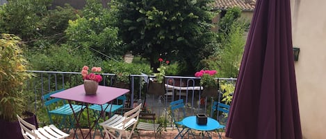 Terrasse vue sur la Cité et accès au jardin partagé