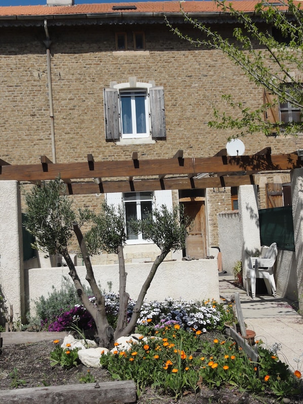 Entrée de la maison, 0676005979, côté cour, avec pergola.