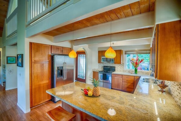 Fully Equipped Kitchen with Breakfast Bar