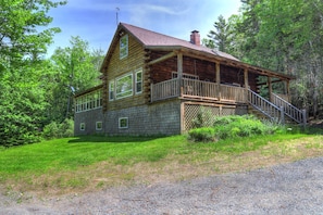Large classic cottage - side facing lake