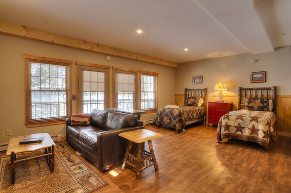2 Twins in Living Area