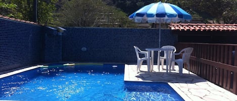 Foto da piscina tirada ao lado da churrasqueira