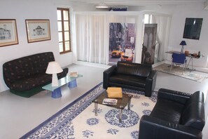 Salon de l'espace Nord, clair, calme, dominant la vallée. Espace pour des sièges