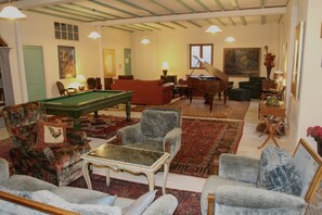 Salon non compris ds la location, mais mis à disposition gracieusement si besoin
