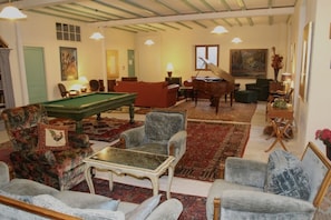 Salon non compris ds la location, mais mis à disposition gracieusement si besoin