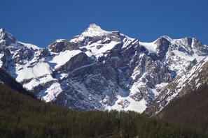 Balcony view of Les Aneaux glacier