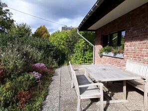 Großer Sitzplatz vor dem Haus (Süden)