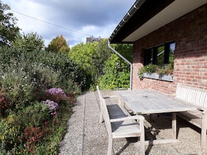 Großer Sitzplatz vor dem Haus (Süden)