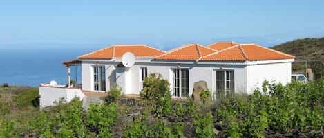 Typisch kanarisches Haus mit Blick auf das Meer