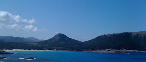 Blick vom Balkon auf die Cala Guya