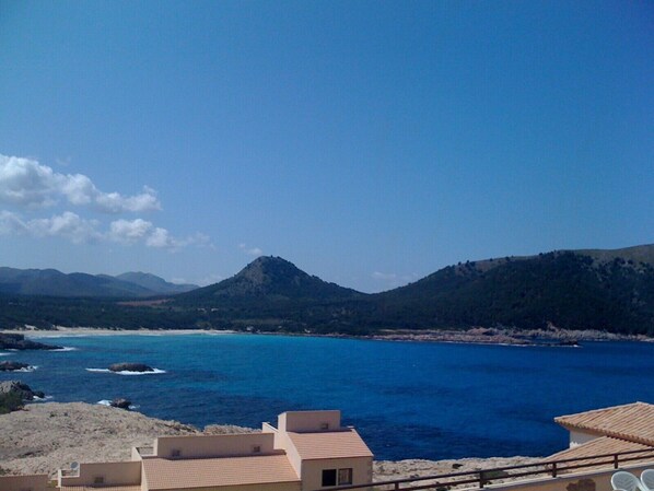 Blick vom Balkon auf die Cala Guya