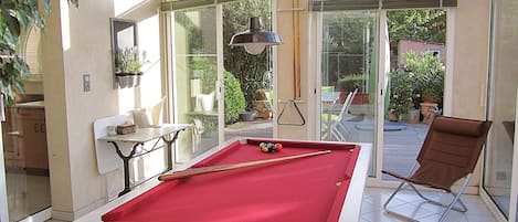 Une partie de billard dans la véranda