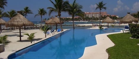 BEAUTIFUL INFINITY POOL ON THE OCEAN!