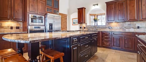 Fully equipped gourmet kitchen with island bar