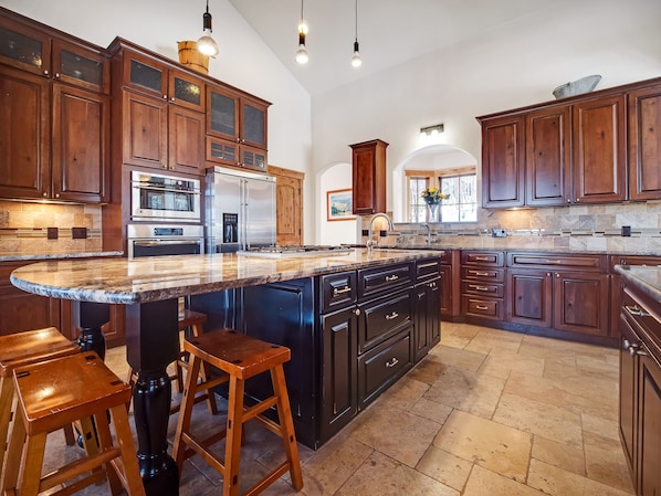 Fully equipped gourmet kitchen with island bar
