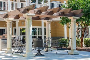 Rear Pergola / Hot tub