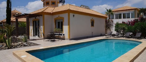 Villa Ensueno with swimming pool