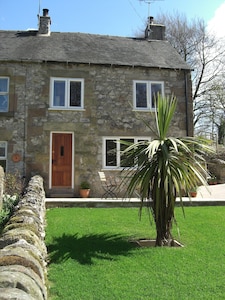 Cosy, stylish Derbyshire cottage, just a mile from Carsington Water