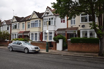 Large 3 Bedroom Apartment (F), 2Bathrooms,wi-fi, 7 Minutes Walk To Tube Station