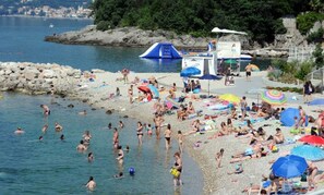 Strand mit blaue Flagge