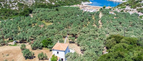 Jolie prise de vue d'un drone de la maison avec au loin la plage de Glisteri.