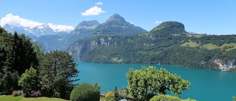 Hausgarten mit Blick auf See und Berge