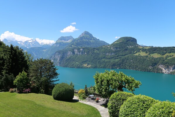 Hausgarten mit Blick auf See und Berge