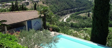 Vue depuis la terrasse sur la piscine et la vallée de la Beaume