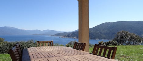 Terrasse couverte vue mer