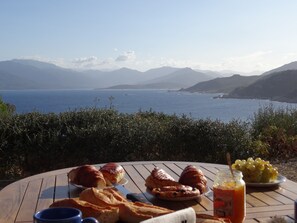 Petit déjeuner sur la terrasse