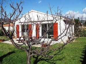 maison vue du prunier dans le jardin en hiver 