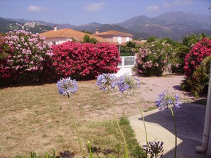 Grand portail d'entrée de la villa