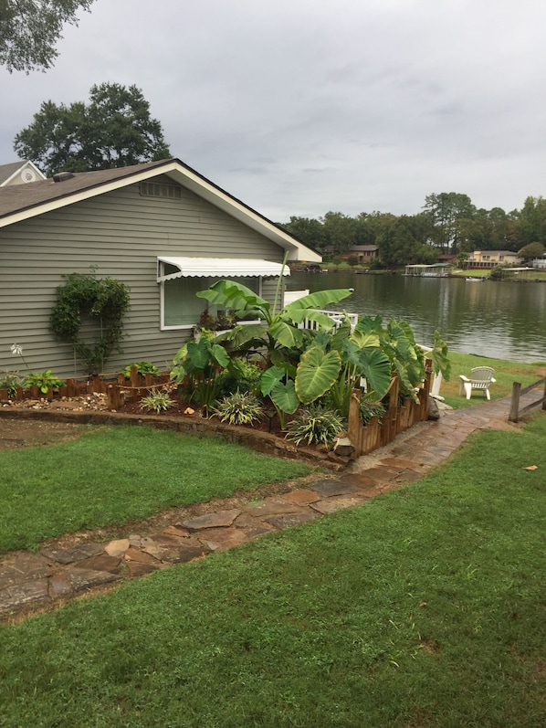 Captain’s Cottage on a Lake Hamilton