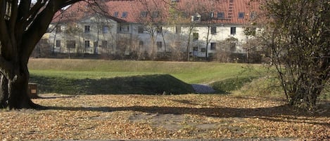 Blick zur Ferienwohnung, ruhige Anliegerstraße