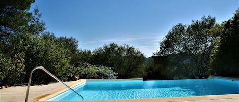 Piscine avec vue sur la colline