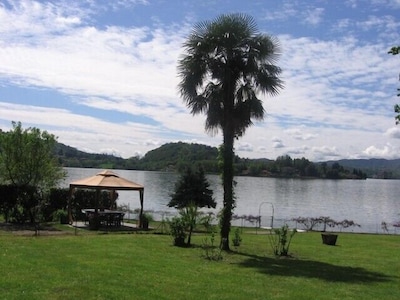 STUNNING LARGE APARTMENT WITH VIEW, GARDEN AND DIRECT ACCESS TO LAKE ORTA