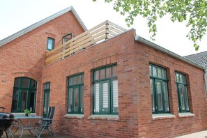 Blick zur Terrasse und Dachterrasse