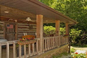 Relaxing front porch of Star Haven Lodging
