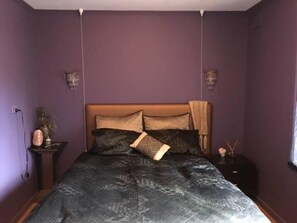 Main bedroom with walk in robe & private ensuite. Othopaedic queen ensemble