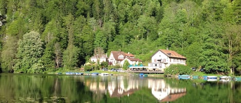 Le hameau de Maison Monsieur au bord du Doubs