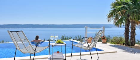 Infinity pool with amazing panoramic view ower 3 islands