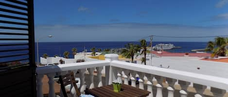 Terraza planta alta con vistas al Mar y el Puerto de Morro Jable.