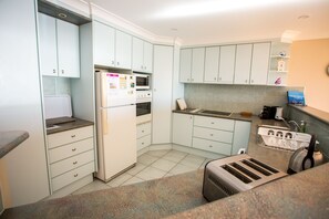 Fully equipped kitchen with dishwasher and espressotoria coffee pod machine 