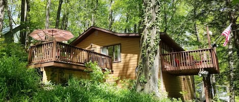 Treetop Cottage-Multiple decks and patios - 3 total!