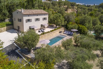 CONTEMPORARY BASTIDE CLOSE TO GOLF AND 15 MINUTES FROM CANNES