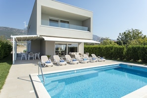 Villa Blue Bay step to the quiet beach, peaceful neighborhood, heated pool, BBQ