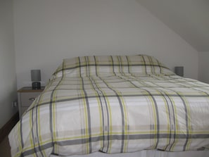 King sized bed.  Twin beds joined together to make three double bedroom stay.