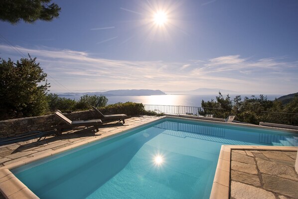 Vue de Skiathos depuis la piscine